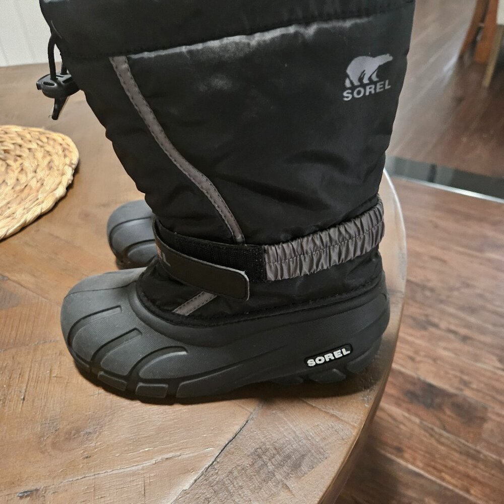 Sorel snow boots size 3